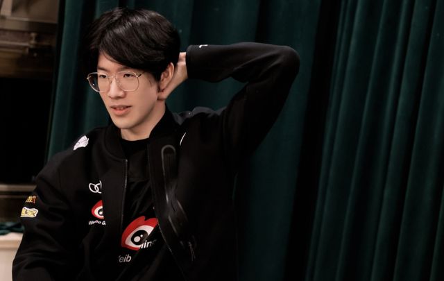 Zeka 真的是个聪明的家伙！在莎士比亚比赛中， Hanwha Life Esports 做出了决定性的决策，赢得了比赛，并在混乱中击败了 Nongshim RedForce 。