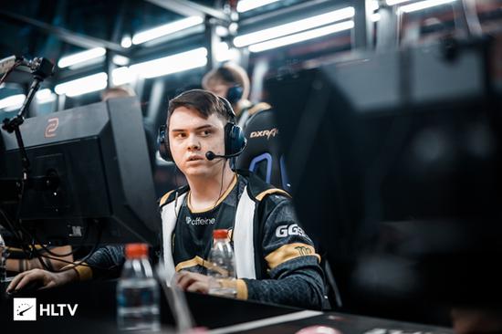 K God SofM 做到了！Zita的脸在键盘上疯狂敲击造成了巨额伤害，Zita的队伍以1-0领先Crystal Brother的队伍。