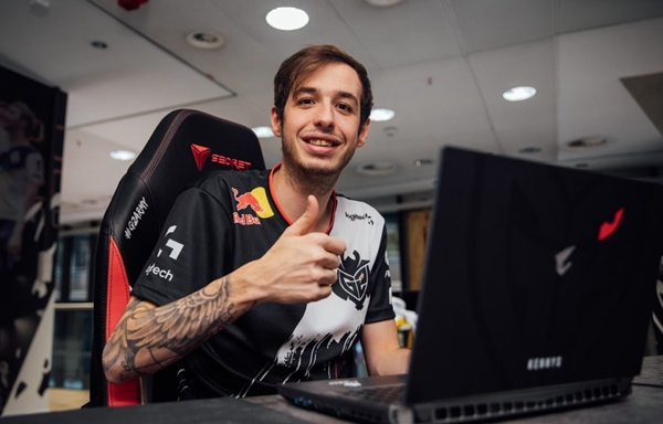 Viper 的Ezreal在上路和打野团战中连续被击杀三次，成为Showtime Dplus KIA 以扳平比分