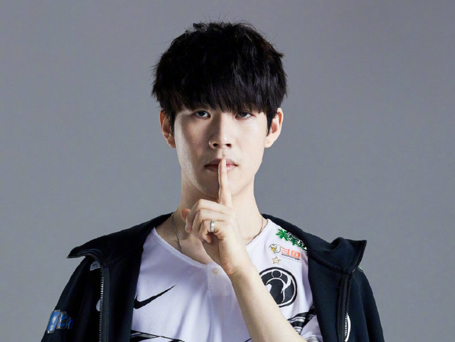 思路压制 枪法碾压 apEX当选对阵SAW MVP选手